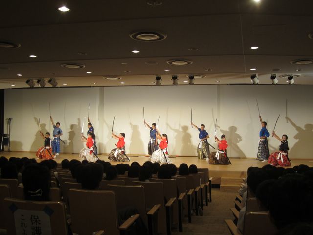 中学校文化祭ステージ発表の写真